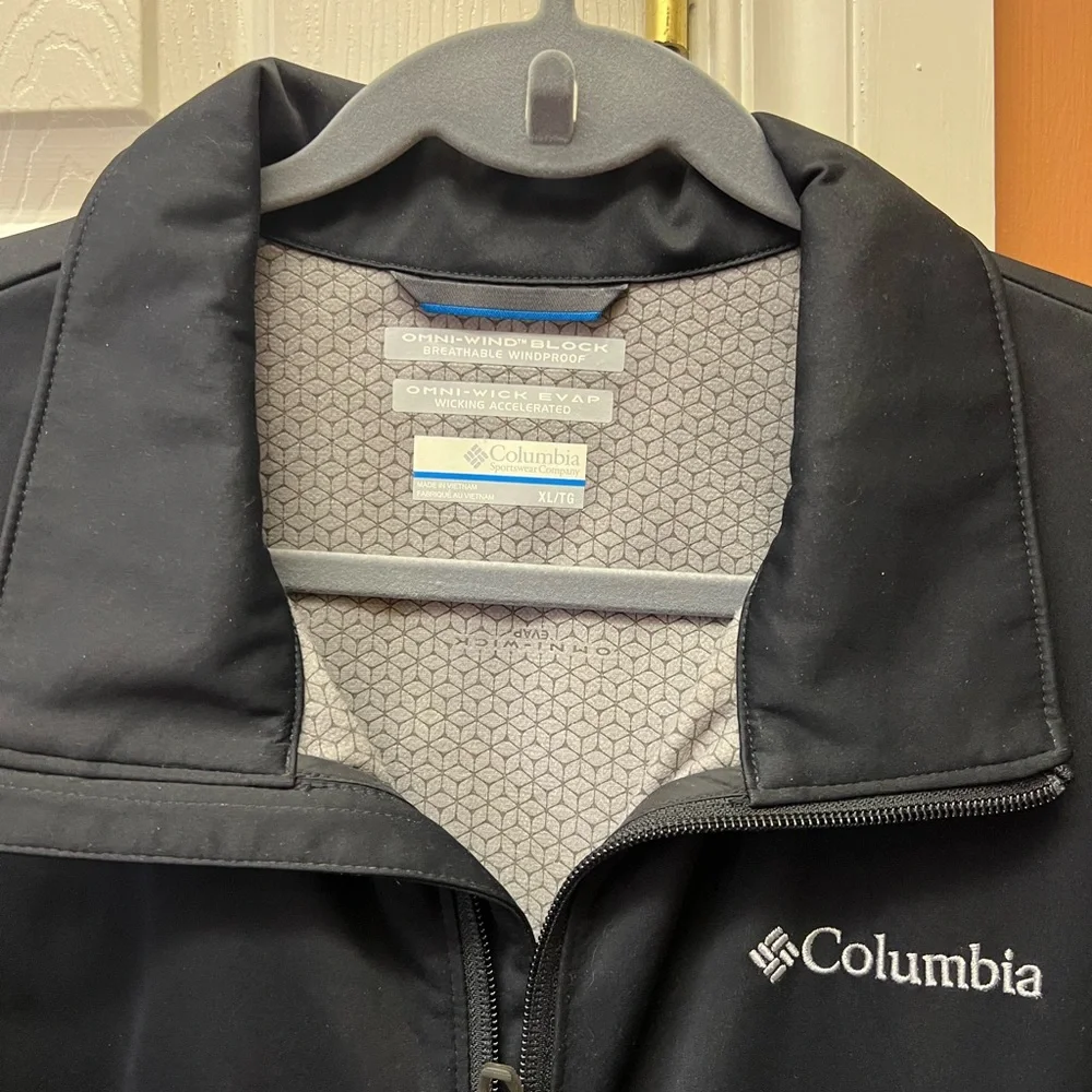 Columbia Men's Black Softshell Jacket